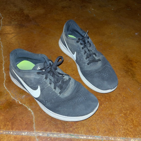 Black Nike Tennis shoes - Picture 1 of 2